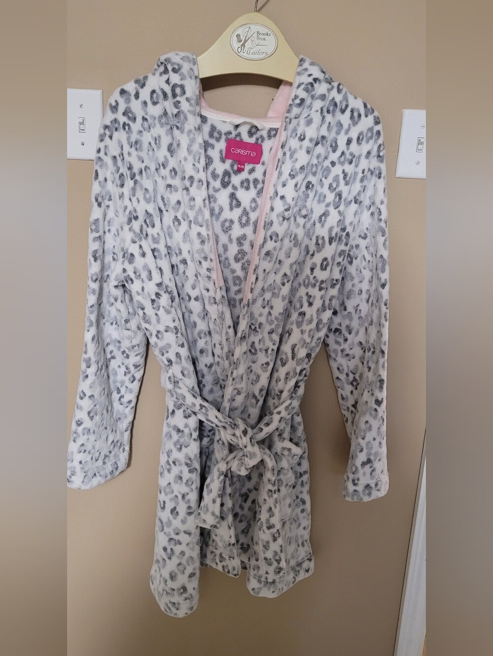 💜2 for $10💜 Bundle and save Leopard-Print Plush Hooded Robe in Pink & Gray